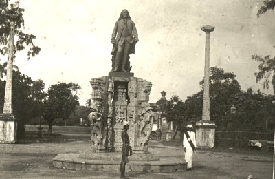 Statue de Dupleix  Pondichry, en Inde. Landrecies et Pondichry sont les deux seules villes au monde  possder une statue de ce personnage.